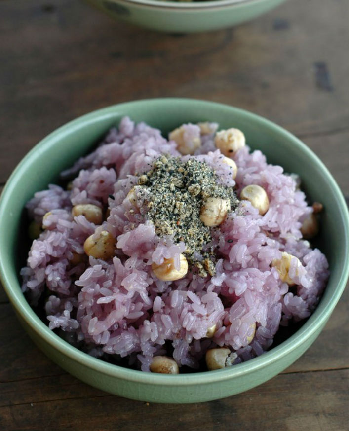 Cách làm xôi lá cẩm hạt se